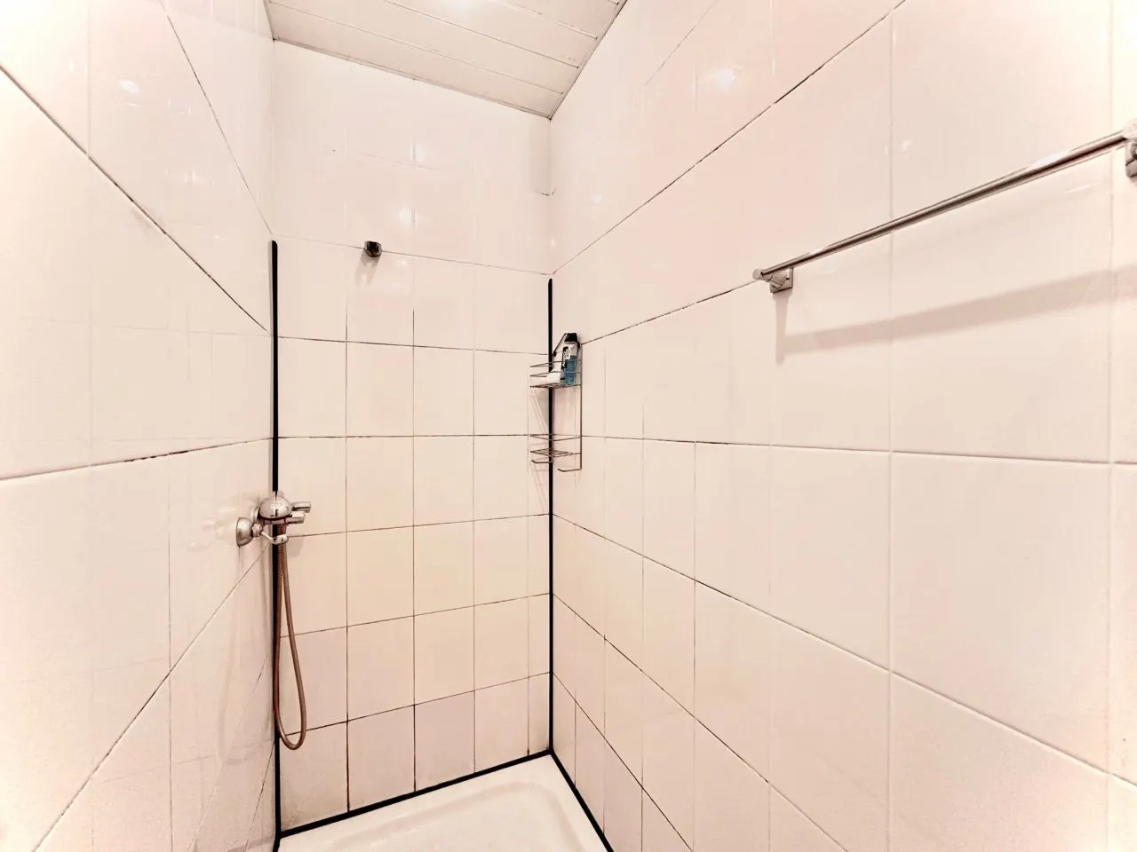 Ванные оснащены фенами для комфорта гостей.