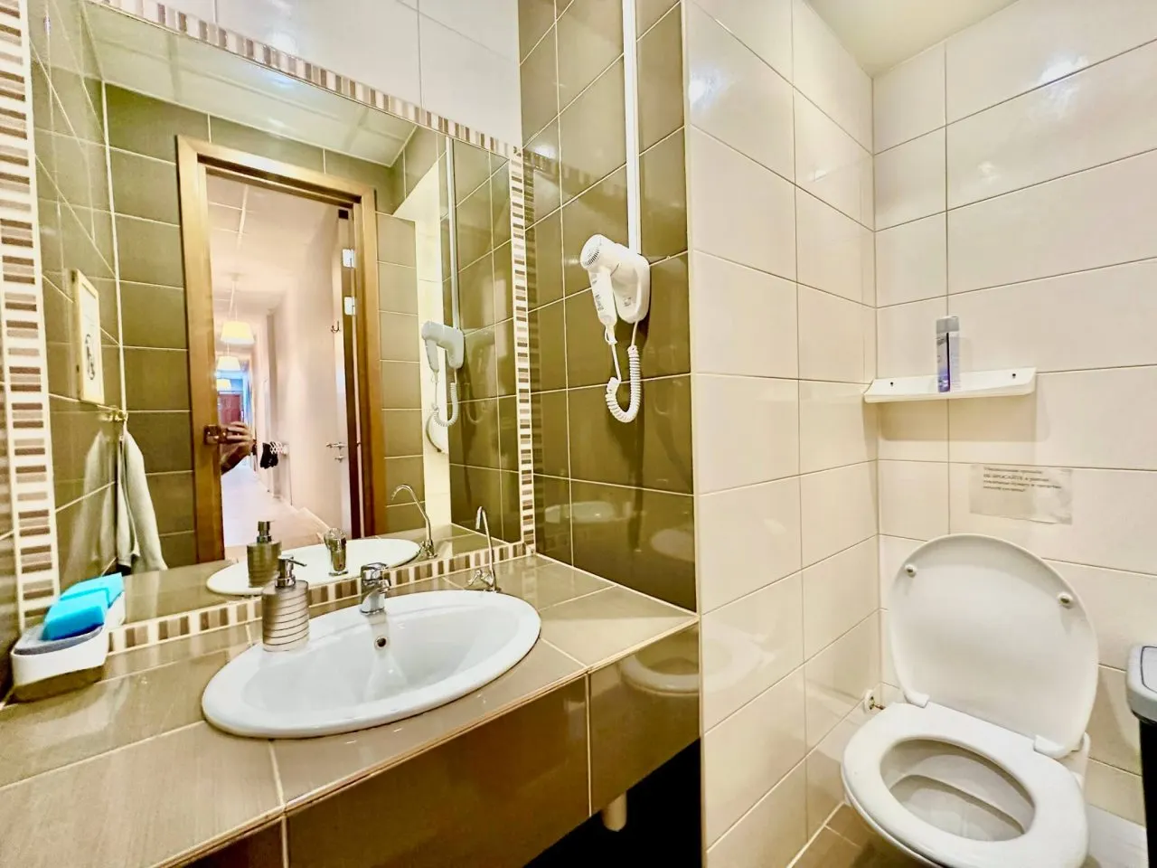 Для гостей предоставлены раздельные санузлы и души в общей