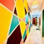 Лобби оформлено в современном стиле с удобными диванами.