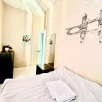 Оформление стен выполнено с дизайнерскими акцентами.