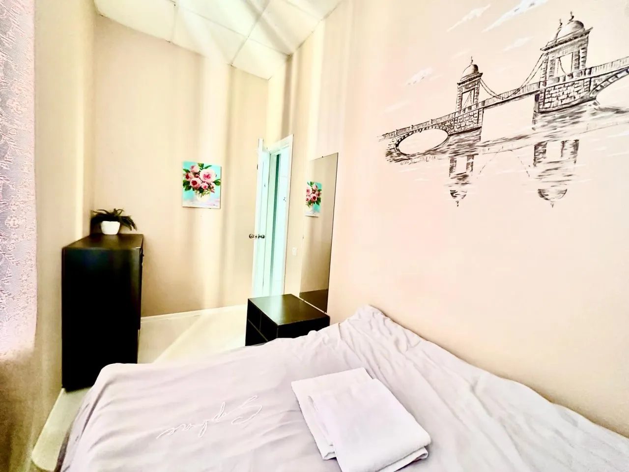 Дизайн интерьеров выдержан в светлой гамме для визуального