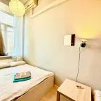 Современный дизайн номеров выполнен в светлых тонах, что