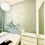 Из окон открываются виды на городские достопримечательности.