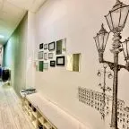 Современный дизайн номеров выполнен в светлых тонах, что