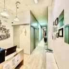 Интерьеры гостиницы выполнены в современном стиле.