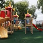 Детская игровая площадка в шаговой доступности