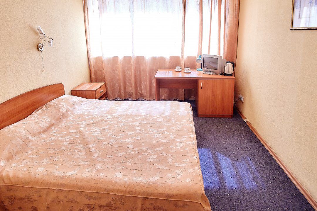 Двухместный (Стандартный двухместный с общей кроватью) гостиницы Волна, Чайковский