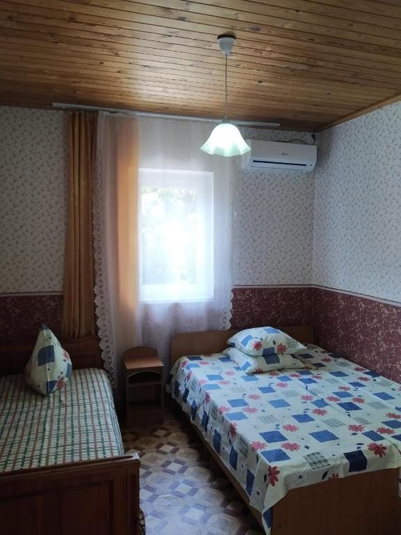Трехместный (Бюджетный трехместный номер) гостевого дома Черноморская лоза, Джубга