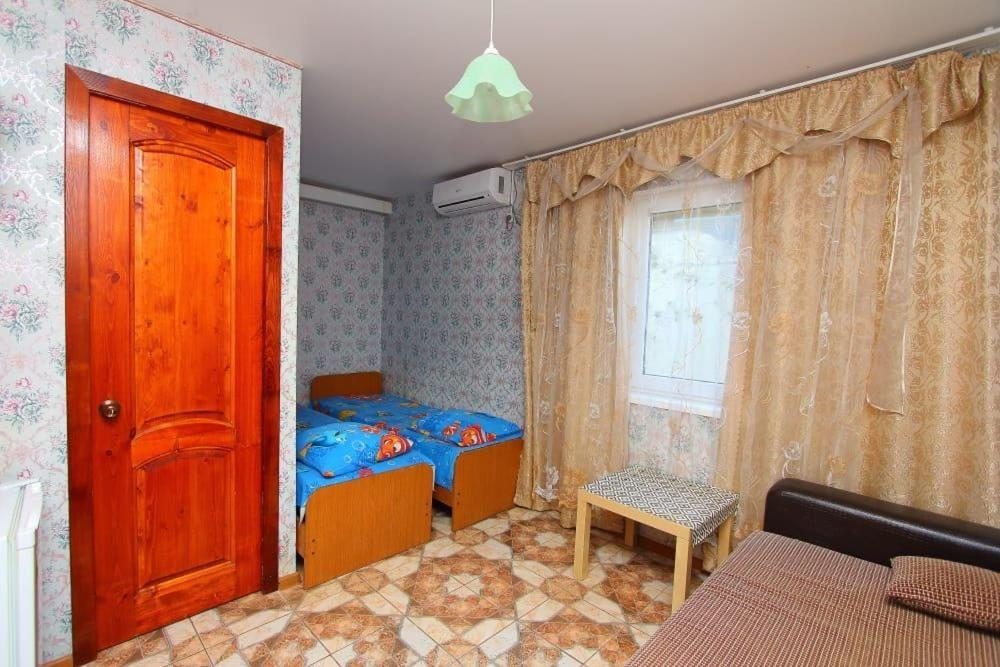 Четырехместный (Стандартный четырехместный номер) гостевого дома Черноморская лоза, Джубга