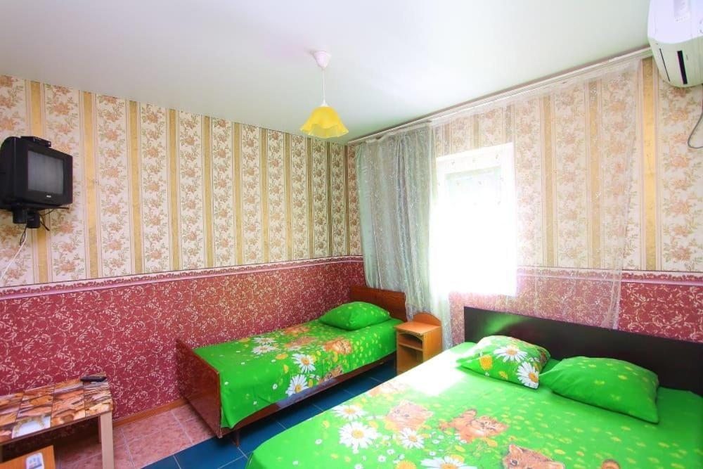 Трехместный (Стандартный трехместный номер) гостевого дома Черноморская лоза, Джубга