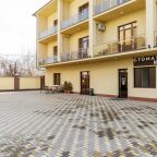 Парковка автомобилей служащим гостиницы, Гостиница Gold Star