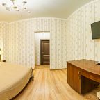Трёхместный и более (Второй Корпус 2х комнатный 5х местный Стандарт 2 двуспальные кровати + 1 раздельная кровать.), Отель Саквояж