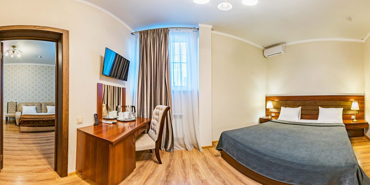 Люкс (Люкс 2х комнатный 4х местный двуспальный диван + двуспальная кр. 50 кв.м) отеля Саквояж, Аксай