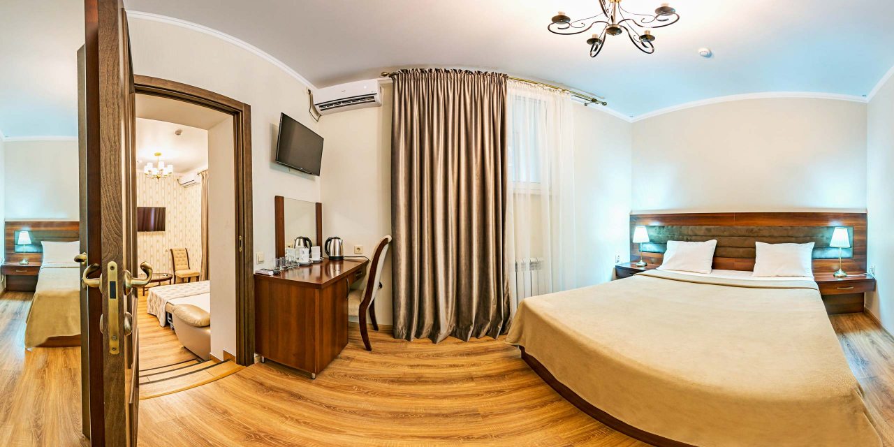 Люкс (Люкс 2х комнатный 4х местный  двуспальный диван + двуспальная кр. 45 кв.м) отеля Саквояж, Аксай