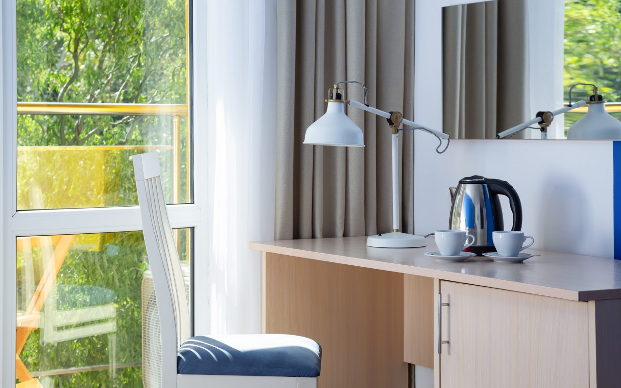 чайник, чайный набор (чай, кофе, сахар, бутылированная вода)