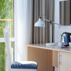 чайник, чайный набор (чай, кофе, сахар, бутылированная вода)