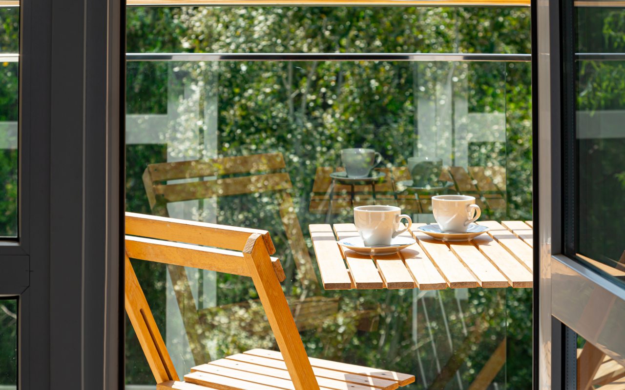 Балкон – 2 деревянных стула, стол и сушилка для белья