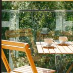 Балкон – 2 деревянных стула, стол и сушилка для белья