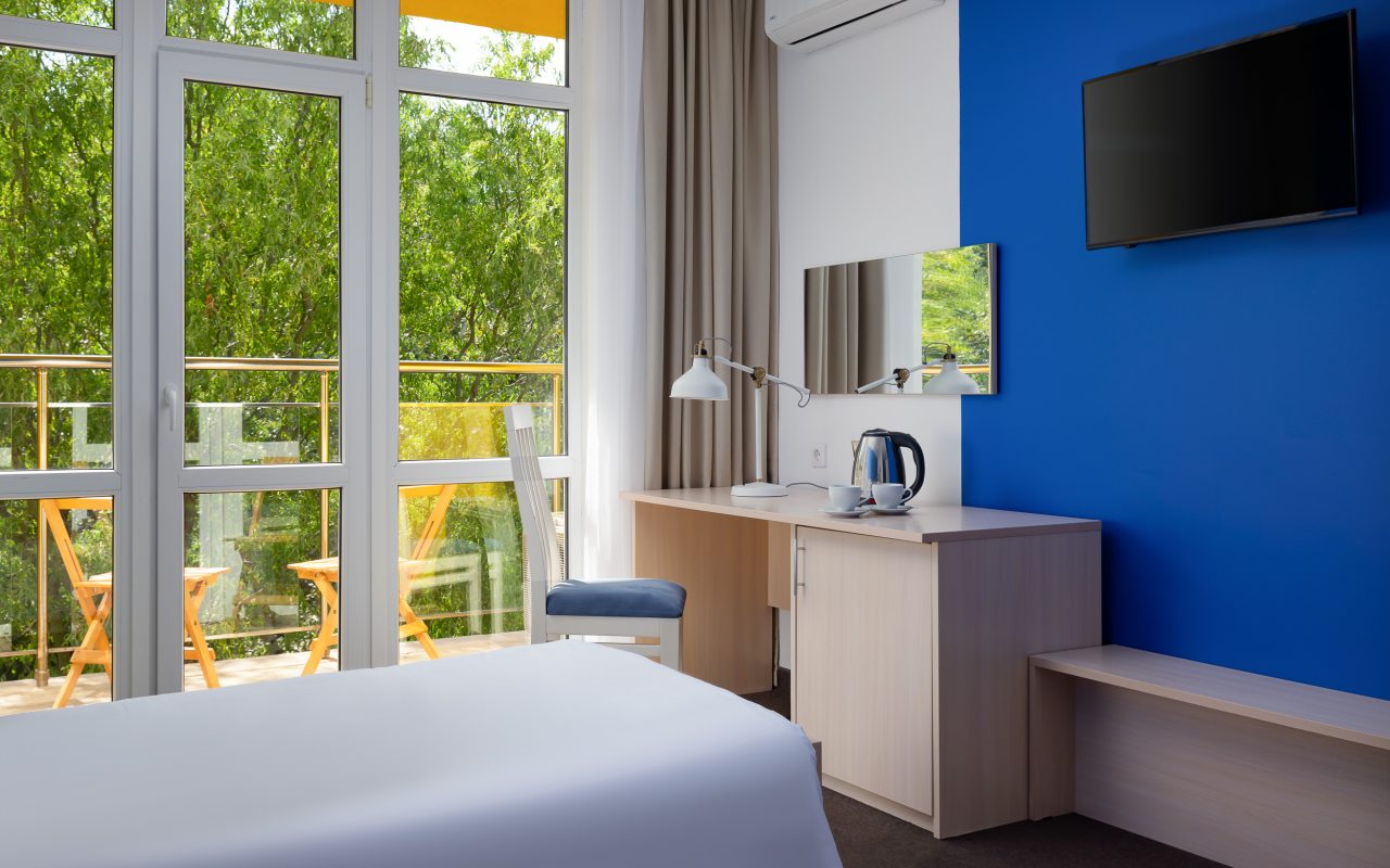 чайник, чайный набор ( чай, кофе, сахар, вода)