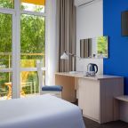 чайник, чайный набор ( чай, кофе, сахар, вода)