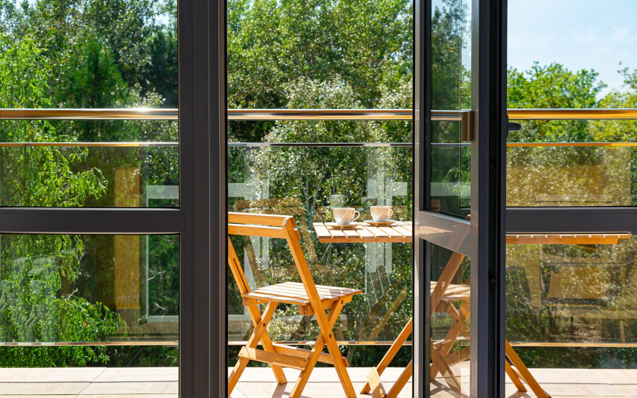 Балкон – 2 деревянных стула, стол и сушилка для белья