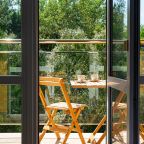 Балкон – 2 деревянных стула, стол и сушилка для белья