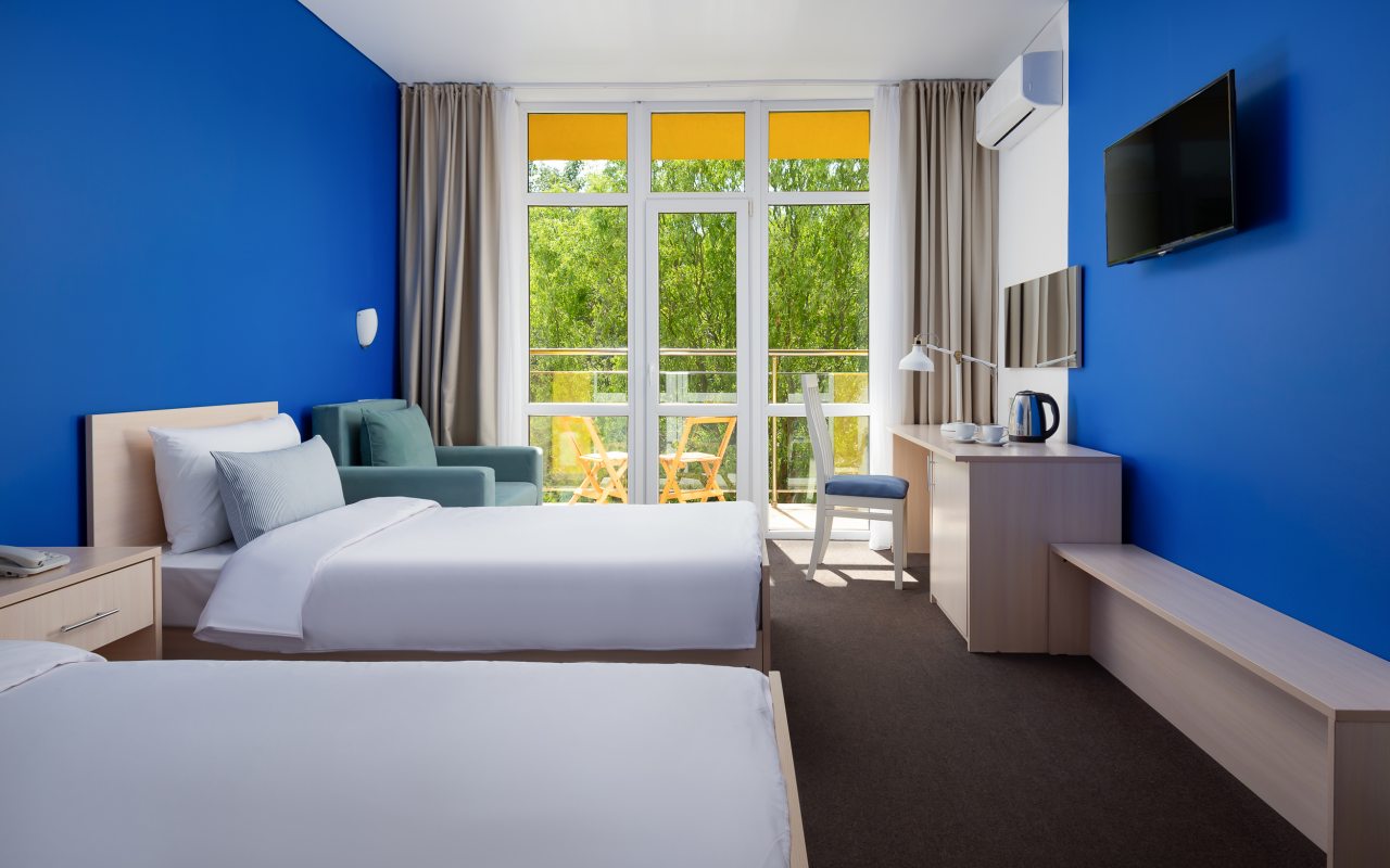 две раздельные кровати и кресло-кровать