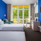 две раздельные кровати и кресло-кровать