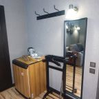 В номере — холодильник, чайник и набор для чаепития чай,кофе