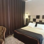 Большая двуспальная кровать — максимум уюта и комфорта.