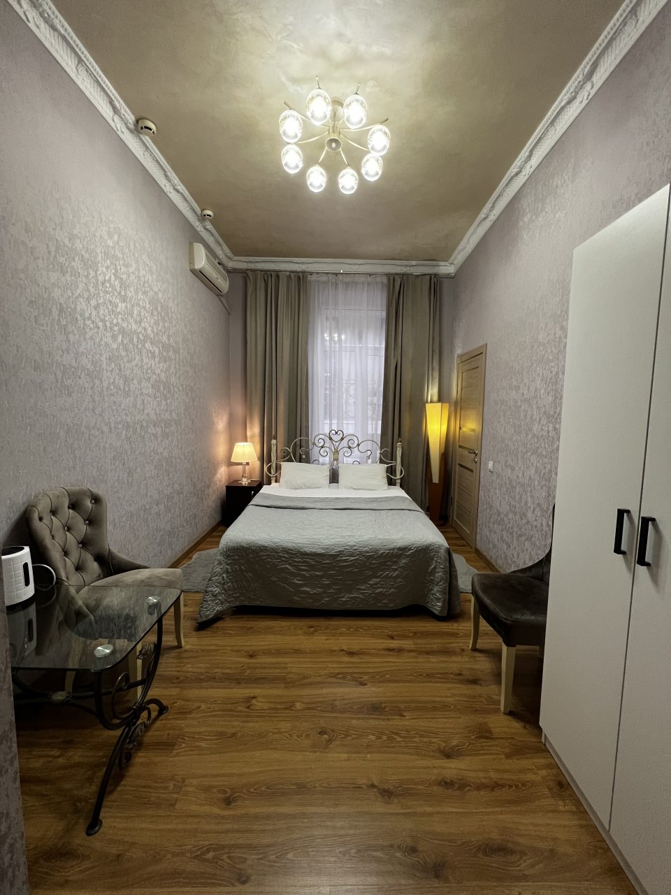 Двуспальная кровать в номере: сладко спим, отлично отдыхаем!