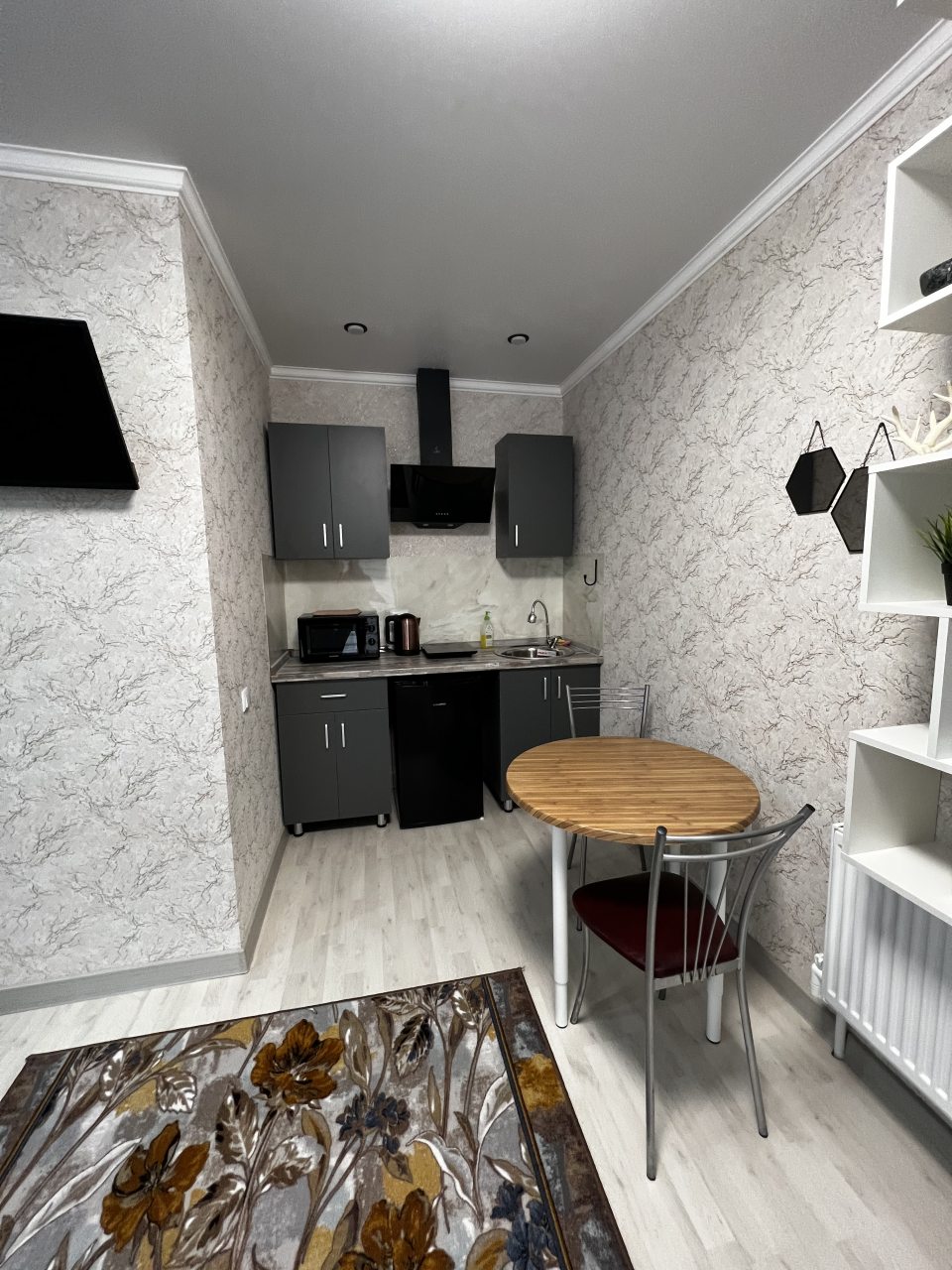 Удобная мини‑кухня: готовьте с комфортом прямо в номере.