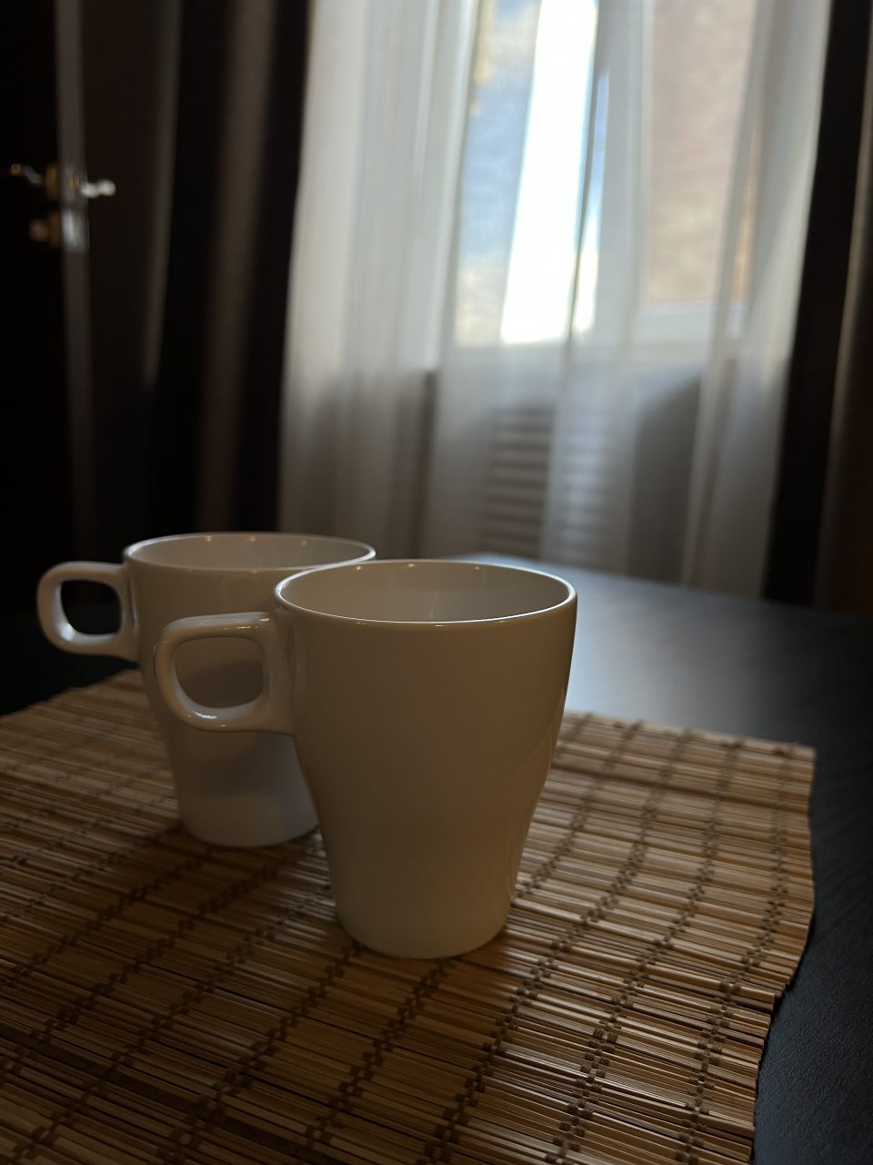 Кружки для чаепития в номере — для моментов тепла и уюта.