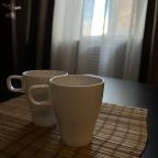 Кружки для чаепития в номере — для моментов тепла и уюта.