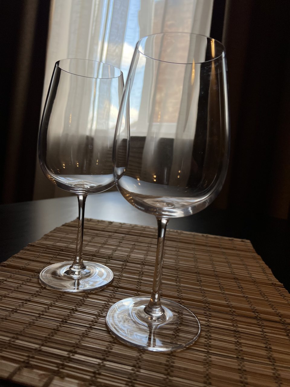 Бокалы для вина в номере: создайте атмосферу утончённого отд