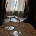 Бокалы для вина в номере: создайте атмосферу утончённого отд