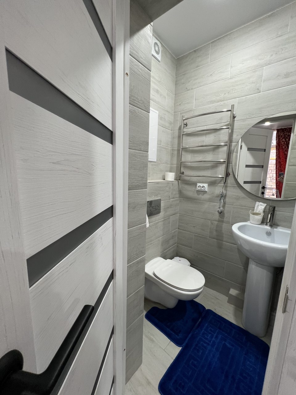 В номере:душ и туалет с комплектом гигиенических принадлежно