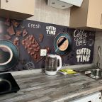 Мини‑кухня оснащена техникой и посудой для вашего удобства.