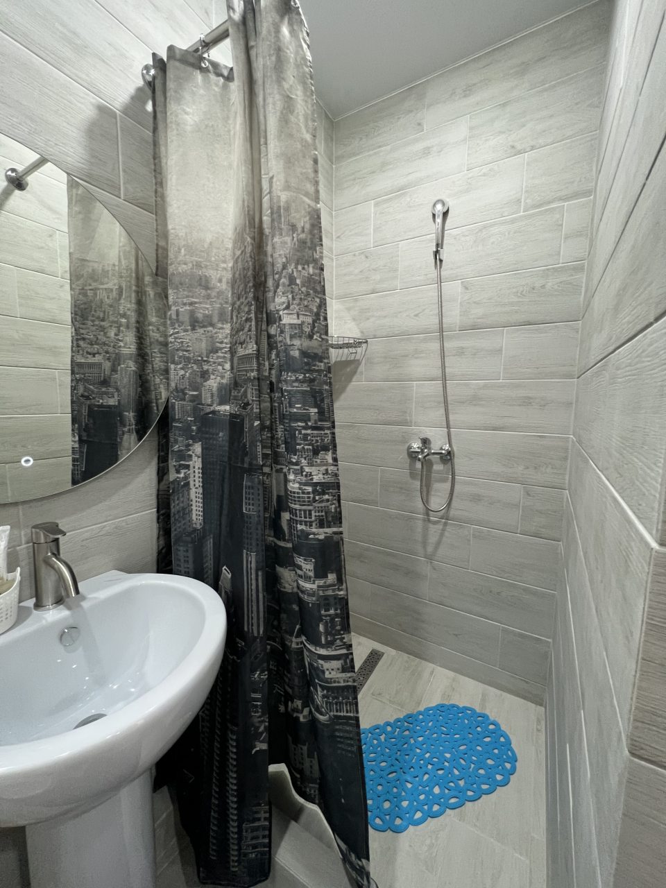 Всё для личного ухода:в номере душ, туалет и набор принадлеж