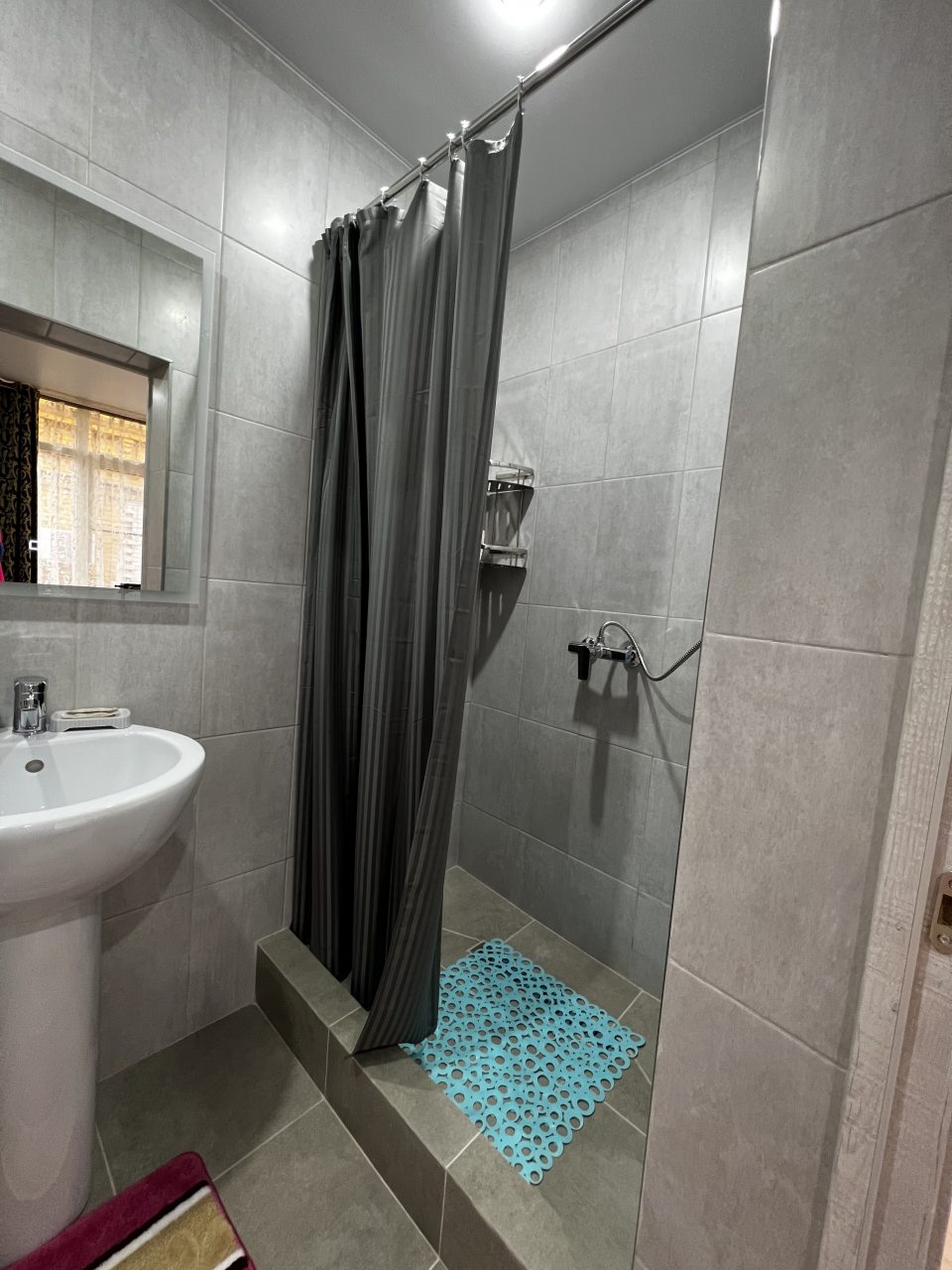 Душ, туалет и гигиенические принадлежности — всё под рукой.