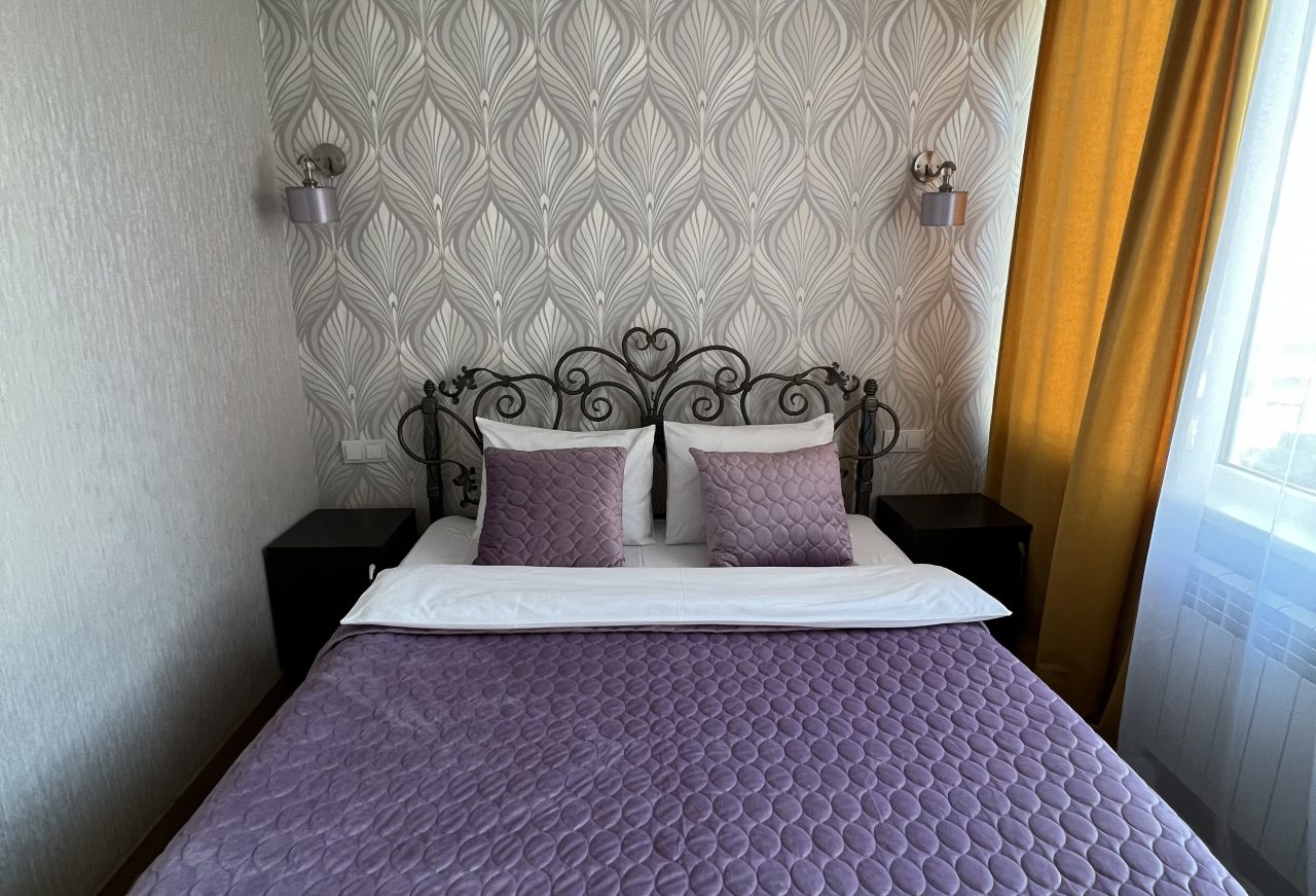 Уютная двуспальная кровать в номере — комфортный отдых