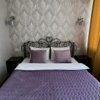 Уютная двуспальная кровать в номере — комфортный отдых