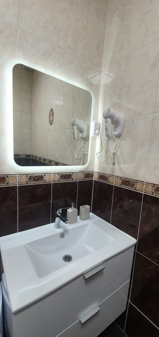 В номере: раковина, зеркало, гигиенические принадлежности.