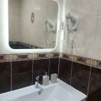 В номере: раковина, зеркало, гигиенические принадлежности.