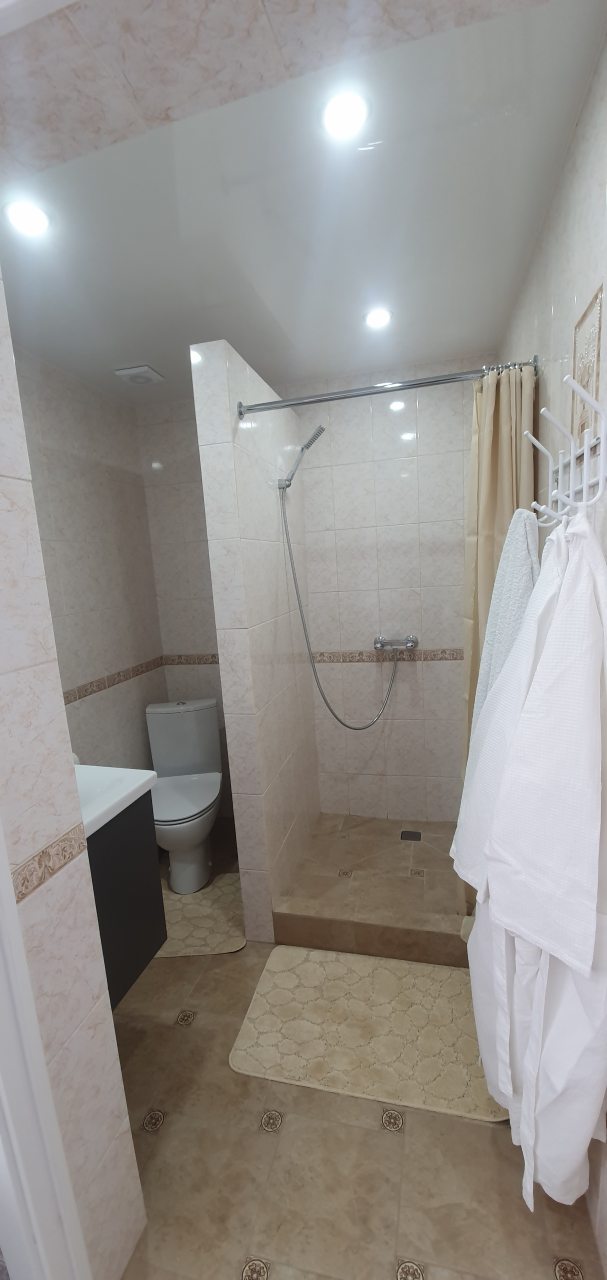 Комфорт в деталях: раковина, зеркало и все принадлежности.