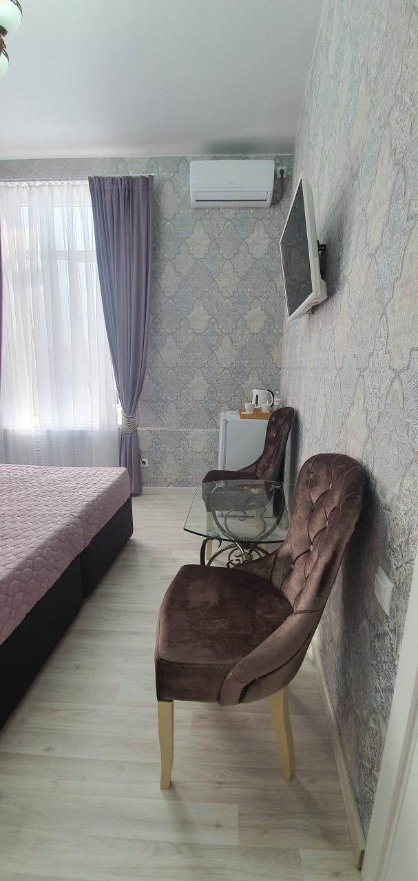 Мягкие стулья и журнальный столик — уют и комфорт