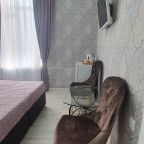 Мягкие стулья и журнальный столик — уют и комфорт