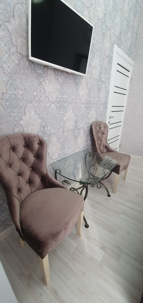 В зоне отдыха: мягкие стулья и стильный журнальный столик.