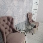 В зоне отдыха: мягкие стулья и стильный журнальный столик.