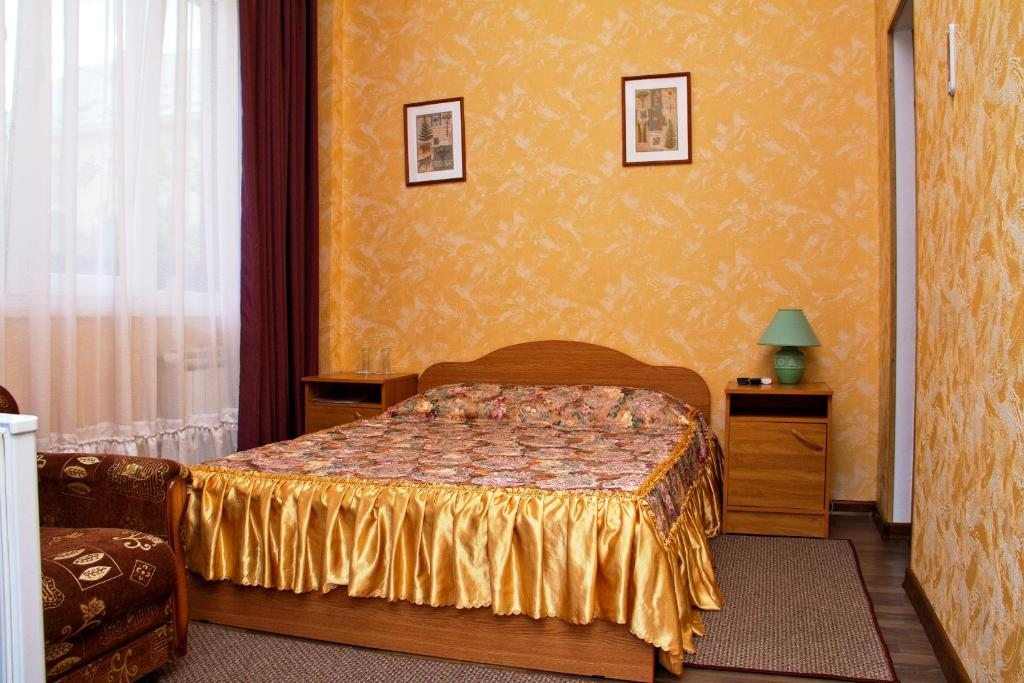 Двухместный (Двухместный номер с 1 двуспальной кроватью и дополнительной кроватью) гостевого дома Теремок на Чкалова, Адлер